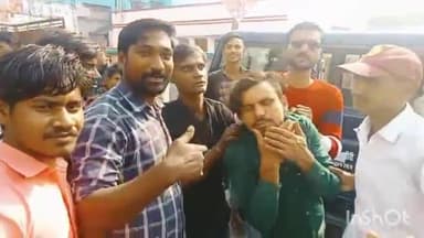 लखीमपुर: आनंद टॉकीज रोड पर पुराने होमगार्ड ऑफिस के पास नशे में धुत पिकअप चालक ने ऑटो चालक को मारी जोरदार टक्कर, 2 लोग हुए घायल