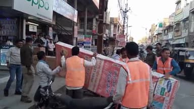 शाजापुर: यातायात पुलिस एवं नगर पालिका द्वारा संयुक्त रूप से जिला अस्पताल चौराहे से बड़ा चौक तक अतिक्रमण के खिलाफ मुहिम चलाई गई