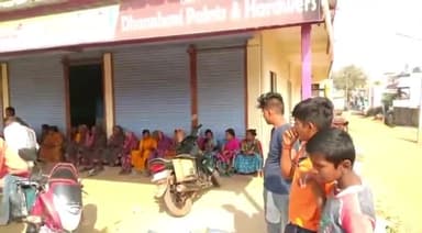 ಲಕ್ಷ್ಮೇಶ್ವರ: ಪಟ್ಟಣದಲ್ಲಿ ಮದ್ಯದಂಗಡಿ ತೆರೆಯದಂತೆ ಒತ್ತಾಯಿಸಿ ಮಹಿಳೆಯರ ಪ್ರತಿಭಟನೆ