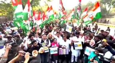 अडानी के ख़िलाफ़ IYC अध्यक्ष #श्रीनिवास के नेतृत्व में जंतर मंतर पर कांग्रेस कार्यकर्ताओं का ज़ोरदार प्रदर्शन, बैरीकेडिंग तोड़ आगे बढ़े श्रीनिवास और कार्यकर्ता!