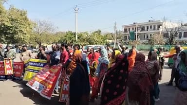 पंचकूला: नगर निगम सेक्टर 14 #पंचकुला पार्ट 2 के कर्मचारियों का वेटन लागू करें और 135 पाई कर्मचारियों को ड्यूटी पर वापस ले