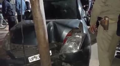 कानपुर: अनवरगंज में अनियंत्रित कार पोल से टकराई, दो घायल व लोगों ने कार चालक को पकड़कर पुलिस को सौंपा