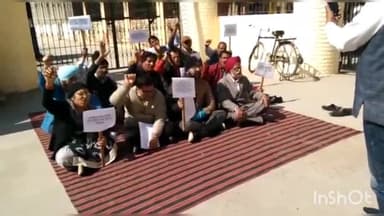 पलवल: सनातन धर्म कॉलेज पलवल के गेट पर प्रधानाध्यापकों ने अपनी मांगों को लेकर प्रदर्शन किया