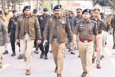 बरेली: बरेली ADG जोन पीसी मीणा ने थाना कोतवाली और बारादरी प्रेमनगर के मुख्य बाजारों में पैदल गश्त की, SSP, SP सिटी मौजूद रहे