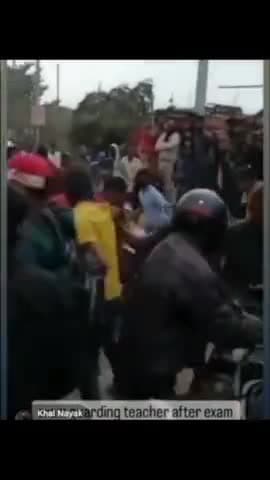 टीचर की हुई पिटाई स्टूडेंट ने टीचर को पीटा कॉलेज की बहार हुआ बबल