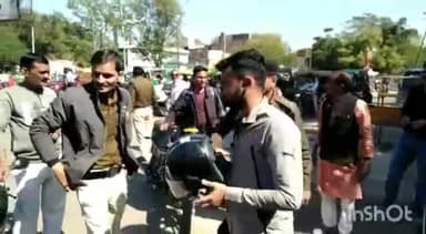 ग्वालियर गिर्द: फूलबाग चौराहे पर सामाजिक संस्था और यातायात पुलिस ने वाहन चालकों को बांटे निशुल्क हेलमेट