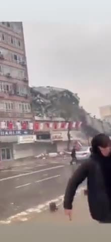 #तुर्की एक के बाद एक इमारतों का गिरना ..डराने वाली तस्वीरें 😢😒