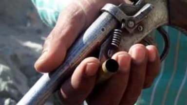 मथुरा: विभिन्न धाराओं में वांछित चल रहे अभियुक्त को रिफाइनरी पुलिस ने तमंचा कारतूस के साथ गंगा सिटी कॉलोनी से किया गिरफ्तार