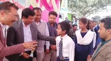 कैसरगंज: अमीरुद्दीन पब्लिक स्कूल में उप जिलाधिकारी ने विद्यार्थियों को किया सम्मानित