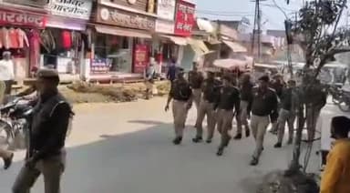 जौनपुर: कोतवाली से ओलंदगंज तक पुलिस अधीक्षक अजयपाल शर्मा ने फोर्स के साथ किया फ्लैग मार्च