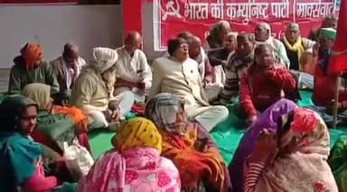 जौनपुर: कलेक्ट्रेट परिसर में भारतीय कम्युनिस्ट पार्टी के द्वारा बढ़ती महंगाई के विरोध में किया गया धरना प्रदर्शन