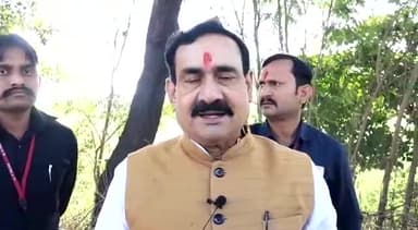 हुज़ूर: डॉ नरोत्तम मिश्रा ने पूर्व मंत्री सज्जन सिंह वर्मा पर कसा तंज कहा- षड्यंत्र कौन कर रहा है यह सज्जन जी जानते है