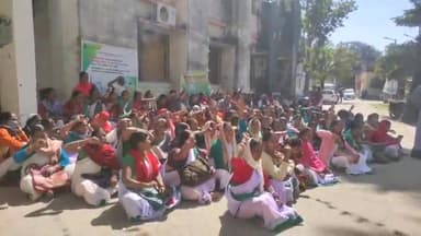 हज़ारीबाग: सदर अस्पताल परिसर में जिला सहिया संघ का अनिश्चितकालीन हड़ताल जारी, प्रदेश सरकार के खिलाफ नारेबाजी