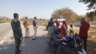शिवपुरी नगर: शिवपुरी-झांसी NH-27 पर अमोला पुलिस ने चलाया चेकिंग अभियान, 5 वाहन चालकों के काटे चालान