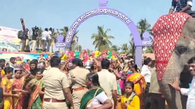 ಗದಗ: ಐತಿಹಾಸಿಕ ಲಕ್ಕುಂಡಿ ಉತ್ಸವ ; ಲಕ್ಕುಂಡಿ ಗ್ರಾಮದಲ್ಲಿ ಮೆರವಣಿಗೆಗೆ ಎಸ್‌ ವಿ ಸಂಕನೂರ ಚಾಲನೆ