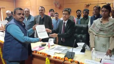 गोंडा: जिला पंचायत सभागार में आयोजित इन्वेस्टर्स मीट 2023 का आयुक्त ने दीप प्रज्जवलित कर किया शुभारंभ