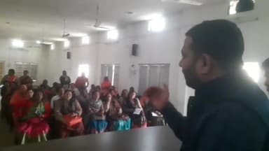 गोंडा: मुजेहना ब्लॉक सभागार में सीडीपीओ ने आंगनवाड़ी कार्यकत्रियों के साथ की बैठक, दिए आवश्यक दिशा निर्देश