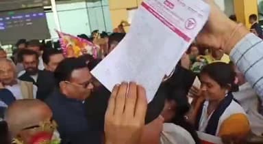 देवघर: स्वास्थ्य अनुबंध कर्मियों ने देवघर एयरपोर्ट पर कांग्रेस के प्रदेश प्रभारी को अपनी मांगों को लेकर सौंपा ज्ञापन