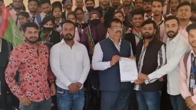 कांके: आजसू के सदस्यों ने कुलपति को पांच सूत्री मांगों को लेकर सौंपा ज्ञापन ।