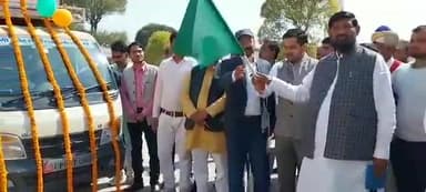 भदोही: निवेशकों को प्रोत्साहित करने हेतु रोड शो में सम्मिलित वाहनों को एक्सपो मार्ट से शुक्रवार को विधायक व डीएम ने किया रवाना