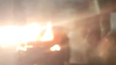 धनौरा: गजरौला के चौपला पुलिस चौकी के पास कार में लगी भयंकर आग मची अफरा-तफरी