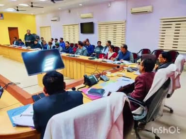 एटा: कोतवाली नगर के कलेक्ट्रेट सभागार में समीक्षा बैठक हुई आयोजित, जिलाधिकारी अंकित अग्रवाल रहे मौजूद