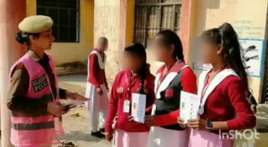 अनूपशहर: कोतवाली क्षेत्र अनूपशहर में एंटी रोमियो टीम द्वारा छात्राओं एवं महिलाओं को हेल्पलाइन नंबर देकर किया जा रहा जागरूक