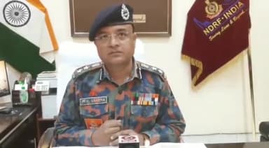 तुर्की व सीरिया में आये तबाही में वाराणसी NDRF टीम रवाना के विषय में जानकारी देते कमांडेंट मनोज कुमार शर्मा