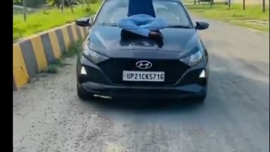 मुरादाबाद: सिविल लाइन में कार के बोनट पर बैठकर स्टंट करने वाले युवक को नागफनी पुलिस ने किया गिरफ्तार, कार को किया सीज