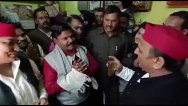 उत्तर प्रदेश के पूर्व मुख्यमंत्री अस्सी पर पप्पू की चाय की अड़ी पर चाय का लुत्फ लेते सपा प्रमुख अखिलेश यादव