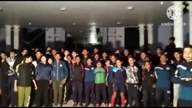 सैफई: मेजर ध्यानचंद स्पोर्ट्स कॉलेज सैफई के बच्चों को समझाने के बाद भूख हड़ताल हुई समाप्त, बच्चों ने लिया सुबह का नाश्ता