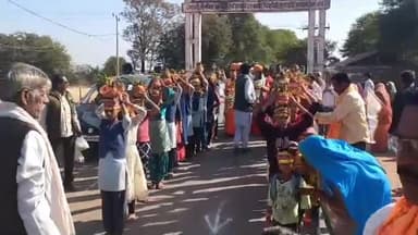 ग्राम चिनकी घाट में नर्मदा पुराण कथा की कलशयात्रा ग्राम के मुख्य मार्ग से मां नर्मदा तट पहुंच कर कलश पूजन किया