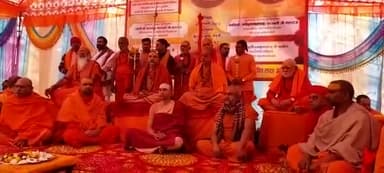 परमहंसी गंगा आश्रम में   सुबह 7:30 बजे समाधि मंदिर हेतु भूमि पूजन।
 #अनंत_श्री_विभूषित_ज्योतिष एवं #द्वारकाशारदापीठाधीश्वर #जगतगुरु_शंकराचार्य_ब्रह्मलीन_स्वामी_श्री_स्वरूपानंद सरस्वती जी महाराज की समाधि स्थल पर मंदिर निर्माण हेतु आयोजन