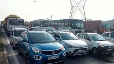 दिल्ली लखनऊ राष्ट्रीय राजमार्ग पर लगा भीषण जाम, हापुड़  छिजारसी  टोल प्लाजा पर लगी लंबी कतारें