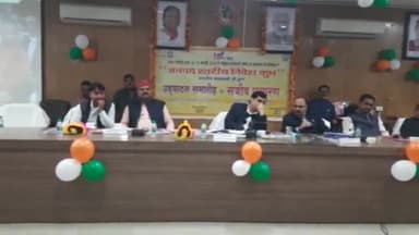 लखीमपुर: कलेक्ट्रेट सभागार में तीन दिवसीय ग्लोबल इन्वेस्टर्स समिट का सजीव प्रसारण कार्यक्रम का हुआ शुभारंभ