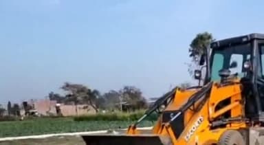 हसनपुर: हसनपुर-अतरासी रोड पर अवैध प्लॉटिंग को प्रशासन ने जेसीबी से कराया ध्वस्त