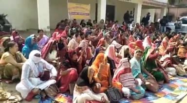 कुचायकोट: विभिन्न मांगों को लेकर आंगनवाड़ी कार्यकत्रियों ने कुचायकोट सीडीपीओ कार्यालय के सामने किया प्रदर्शन