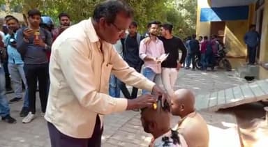 हरिश्चंद्र महाविद्यालय में छात्रसंघ चुनाव की तिथि घोषित करने की मांग को लेकर छात्रों ने कराया मुंडन