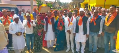 चलकुशा: चेहाल में एकादशी उद्यापन के लिए निकली गई कलश यात्रा का पूर्व विधायक जानकी यादव ने किया शुभारंभ