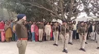 कटिहार: पुलिस लाइन कटिहार में मृतक महिला पुलिसकर्मी को दिया गया सम्मान, एसपी ने पुष्प अर्पित कर दी श्रद्धांजलि