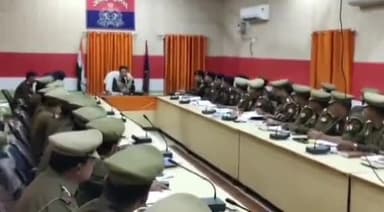 जौनपुर: हुसैनाबाद के पुलिस लाइन सभागार में एसपी अजयपाल शर्मा ने सभी क्षेत्राधिकारी के साथ की समीक्षा बैठक
