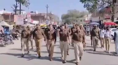 जौनपुर: नईगंज क्षेत्र में आज पुलिस अधीक्षक अजयपाल शर्मा ने फोर्स के साथ किया फ्लैग मार्च