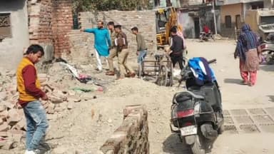 हरिद्वार: ज्वालापुर बकरा मार्केट में अवैध निर्माण कर अतिक्रमण कर रहे व्यक्तियों को पुलिस के द्वारा दी गई चेतावनी