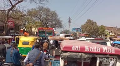 एटा: कोतवाली नगर में रोडवेज बस चालकों की मनमर्जी के चलते रोडवेज बस स्टैंड के सामने लग रहा भीषण जाम, स्थानीय लोग परेशान