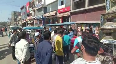 एटा: जीटी रोड पर अजीम होटल के सामने मानसिक रूप से परेशान युवक ने जमकर किया हंगामा, लोगों ने की समझाने की कोशिश