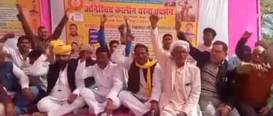 मऊ: कलेक्ट्रेट परिसर में गोंड समाज जाति प्रमाण पत्र का चौथा दिन भी धरना रहा जारी, सुहेलदेव स्वाभिमान पार्टी भी हुई शामिल