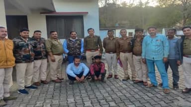 पन्ना: गंगऊ अभ्यारण में तेंदुए का शिकार करने व दांतों को बेचने का प्रयास करने वाले दो लोगों को वन विभाग ने पकड़ा, पूछताछ जारी