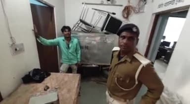 गोपालगंज: पोस्ट ऑफिस चौक पर पुलिस ने शराब पीकर हंगामा कर रहे युवक को पकड़ा, मेडिकल जांच के लिए भेजा सदर अस्पताल