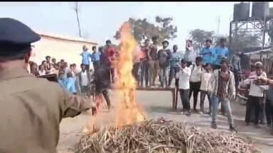 बेतिया: मझौलिया स्थित राजकीयकृत उत्क्रमित मध्य विद्यालय के छात्र-छात्राओं ने सड़क पर की आगजनी, किया प्रदर्शन