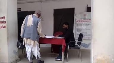 गरखा: गरखा थाना परिसर में लगा जनता दरबार में एक पहुंचे फरियादी